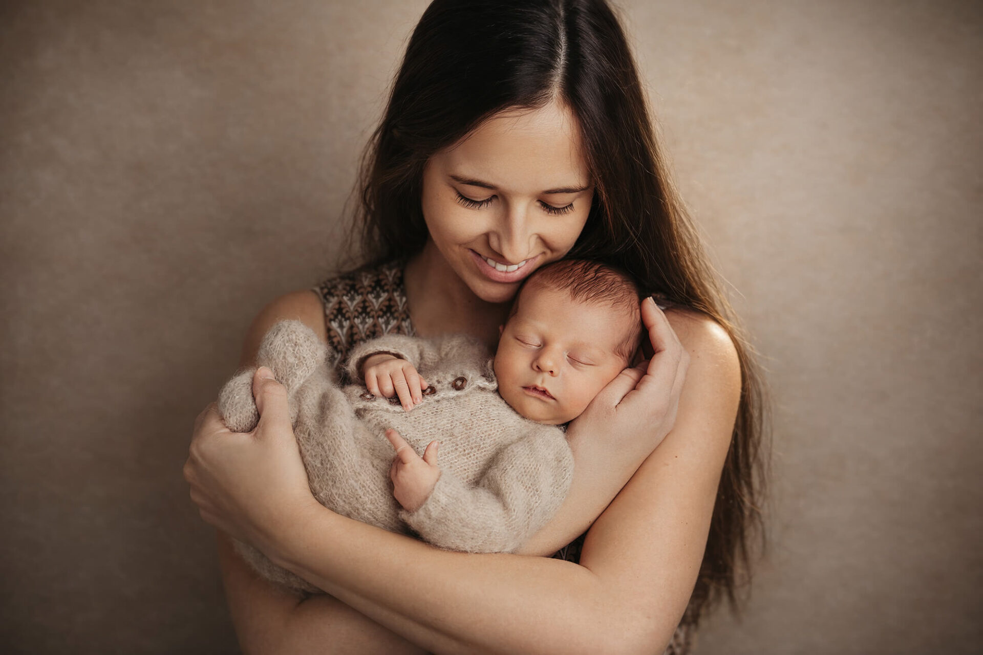 Mama mit ihrem Neugeborenen beim Newborn Fotoshooting in Wien