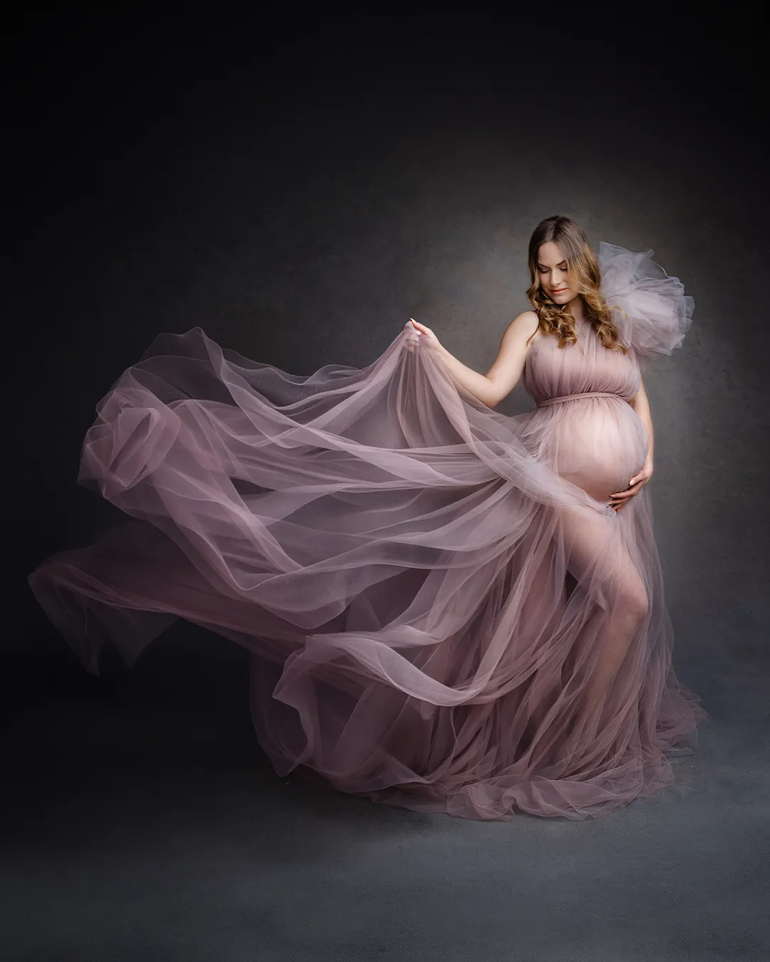 Schwangere im fliederfarbenen Tüllkleid beim Babybauch Shooting in Wien